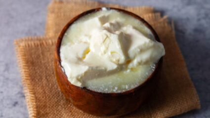 सावधान! ‘या’ पद्धतीने दही खाल्ल्यास आतड्यांमध्ये बसेल पीळ, जाणून घ्या दही खाण्याची योग्य वेळ