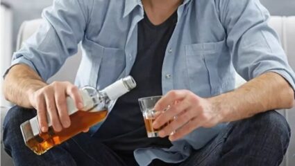 मद्यप्रेमी दारुमध्ये पाणी टाकून का पितात? काय आहे त्यामागील कारण?
