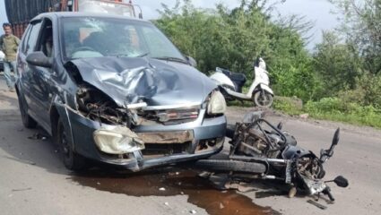 खड्डे चुकवण्याच्या नादात भीषण अपघात; कार दुचाकीला धडकली अन्…