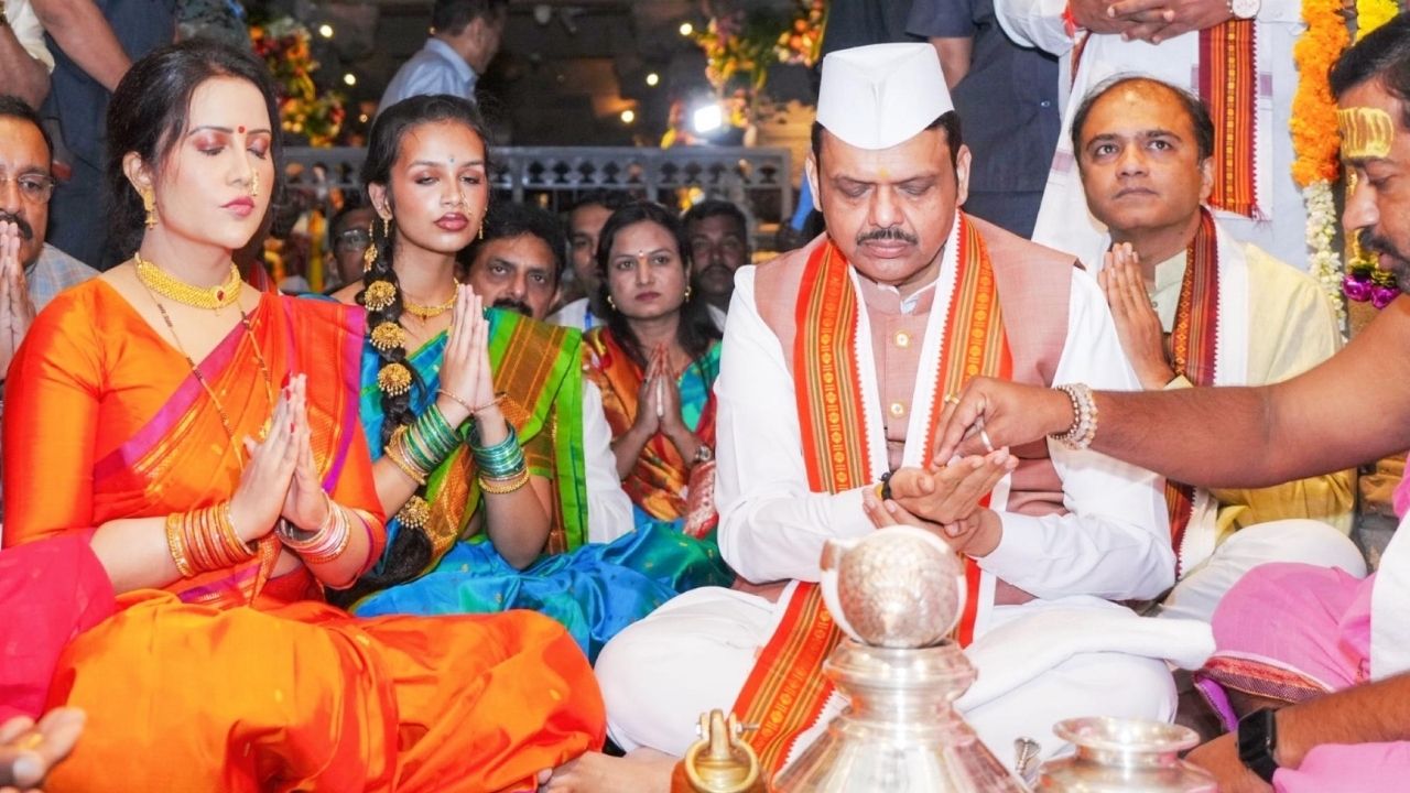 यंदा मुख्यमंत्री देवेंद्र फडणवीस यांच्यासह त्यांची कन्या दिविजा फडणवीस ही देखील होती. साडीमध्ये तयार होऊन दिविजाने पुजेमध्ये सहभाग घेतला.