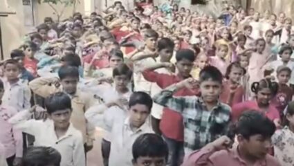 Beed News : अनेक वेळा मागणी करून देखील प्रशासनाचे शाळेकडे दुर्लक्ष