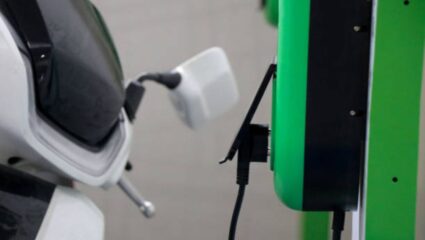 पेट्रोल-डिझेलला म्हणा राम राम ! ‘या’ 5 Electric Scooters ची किंमत 1 लाखापेक्षा कमी