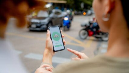 ऑनलाईन कॅब बुक करणाऱ्यांनो लक्ष द्या ! ‘या’ वेळी Ola Uber दुप्पट भाडं आकारणार, सरकारने दिली परवानगी