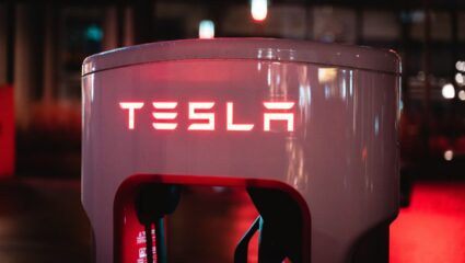 चीनच्या बॅटरी इंडस्ट्रीचे टेन्शन वाढले, Tesla चा LG Energy सोबत 35,000 कोटींचा बॅटरी करार