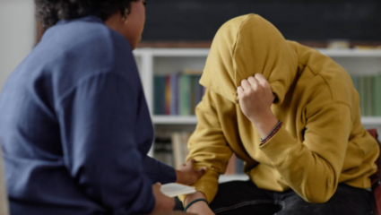 आता शाळा राहिली नाही ‘सेफ स्पेस’, शाळेत महिला टीचरने केला विद्यार्थ्यावर लैंगिक शोषण; मुलांच्या सुरक्षेसाठी पालकांनी काय शिकवावे