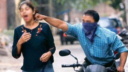 पुण्यात चोरट्यांचा सुळसुळाट; ‘या’ भागातून महिलांच्या गळ्यातील दागिने हिसकावले