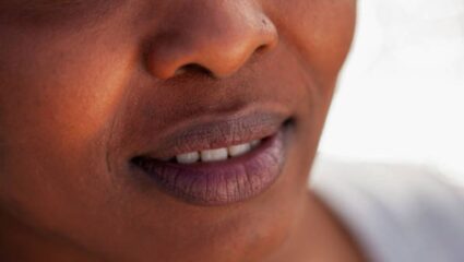 काळे ओठ गुलाबी होतात का ? जाणून घ्या समज आणि गैरसमज