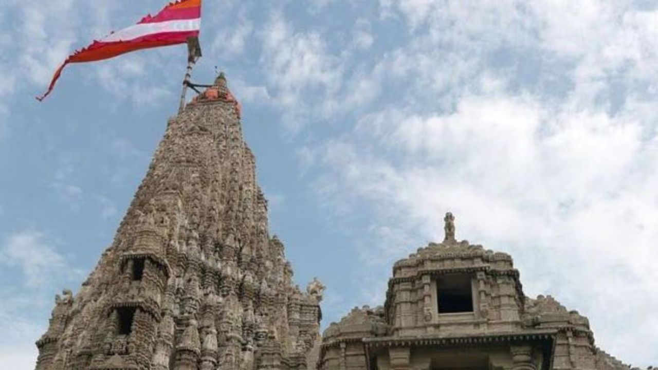   द्वारकाधीश, गुजरात : भक्तीमय वातावरण आणि निसर्गसौंदर्य यांचा संगम म्हणजे गुजरातमधील द्वारकाधीश मंदिर. असं म्हणतात की,  2200 वर्षांपुर्वीचं हे प्रचीन मंदिर आहे.  श्रीकृष्णाच्या नातवाने या मंदिराची स्थापना केली असल्याचं म्हटलं जातं. 