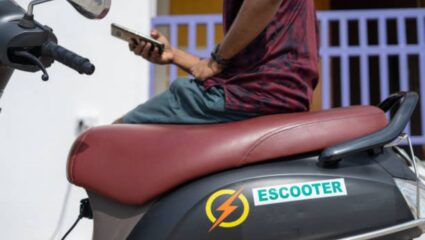 20 रुपयात फुल्ल चार्ज, 130 किमीची रेंज, लायसन्सची सुद्धा गरज नाही ! ‘या’ Electric Scooter सगळीकडेच मागणी