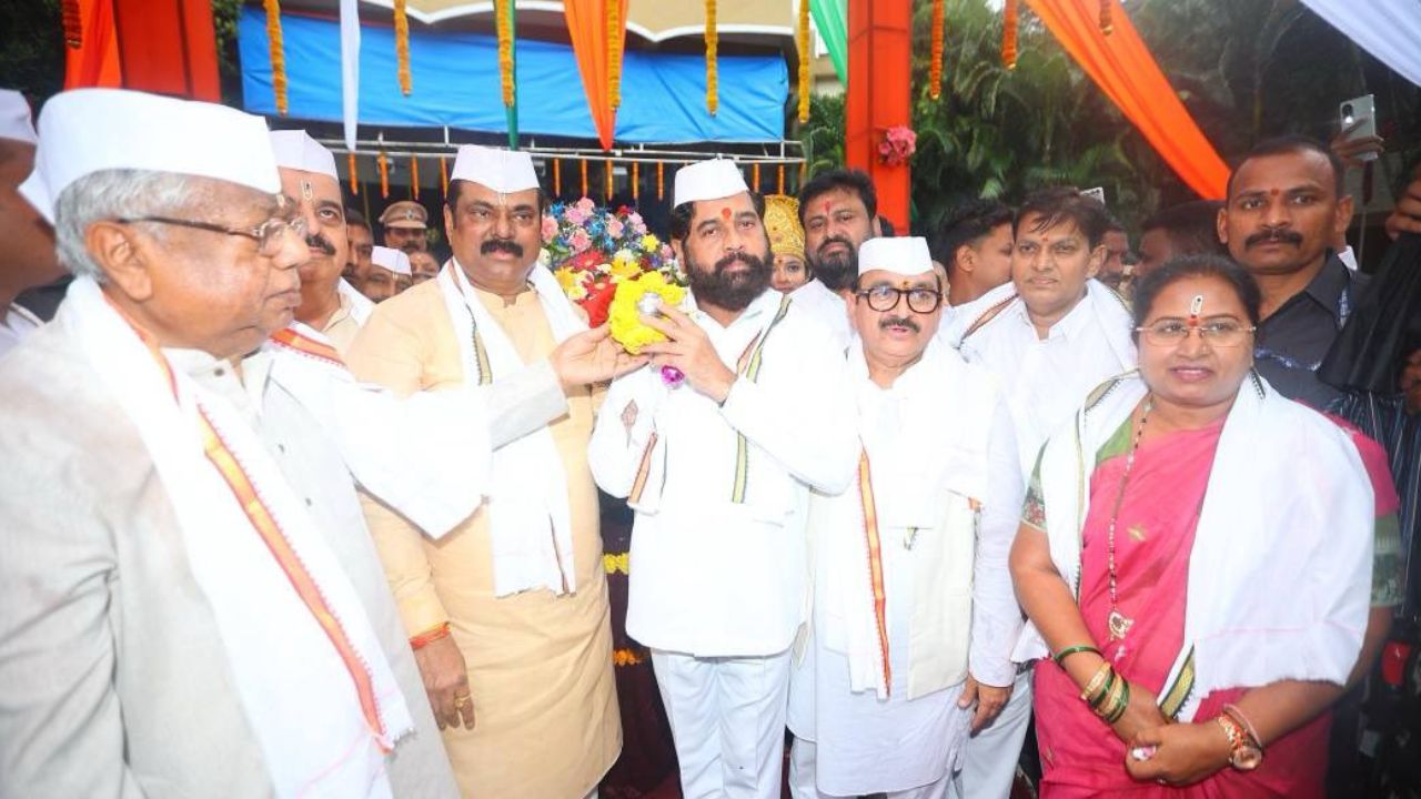 याशिवाय आज आषाढी एकादशीनिमित्त कल्याण चॅरिटी ट्रस्टच्यावतीने बिर्ला महाविद्यालयात आयोजित करण्यात आलेल्या 'ज्ञान दिंडी'त देखील एकनाथ शिंदे यांनी सहभाग घेतला. 
