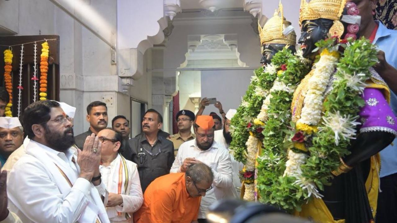 यावेळी माजी केंद्रीय मंत्री कपिल पाटील, आमदार विश्वनाथ भोईर, आमदार कुमार आयलानी, आमदार डॉ.बालाजी किणीकर, माजी आमदार प्रमोद हिंदुराव, माजी आमदार नरेंद्र पवार, कल्याण जिल्हाप्रमुख अरविंद मोरे, कल्याण पश्चिम जिल्हाप्रमुख रवी पाटील, राजेंद्र चौधरी, बिर्ला कॉलेज आणि कल्याण चॅरिटी ट्रस्टचे पदाधिकारी, महायुतीचे पदाधिकारी, कार्यकर्ते आणि विद्यार्थी भक्तगण मोठ्या संख्येने उपस्थित होते.
