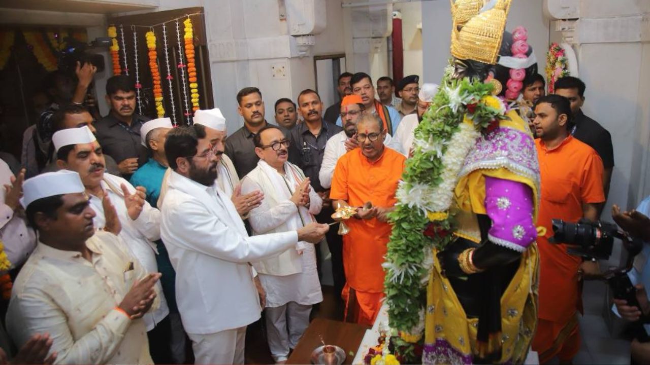 यावेळी एकनाथ शिंदे यांच्यासोबत आमदार कालिदास कोळंबकर, आमदार प्रसाद लाड, आमदार प्रा. मनीषा कायंदे, शिवसेना प्रवक्त्या शीतल म्हात्रे, शिवसेनेचे सह-मुख्य प्रवक्ते राजू वाघमारे, माजी नगरसेवक अमेय घोले तसेच महायुतीचे पदाधिकारी, कार्यकर्ते आणि उपस्थित होते.
