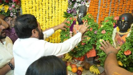 आषाढी एकादशीनिमित्त उपमुख्यमंत्री शिंदेनी घेतले विठ्ठल-रखुमाईचं दर्शन, पाहा खास फोटो