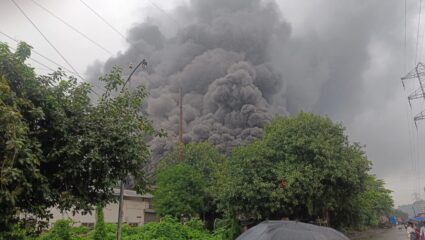 Dombivli MIDC Fire : डोंबिवली MIDC तील कपड्याच्या कारखान्याला भीषण आग
