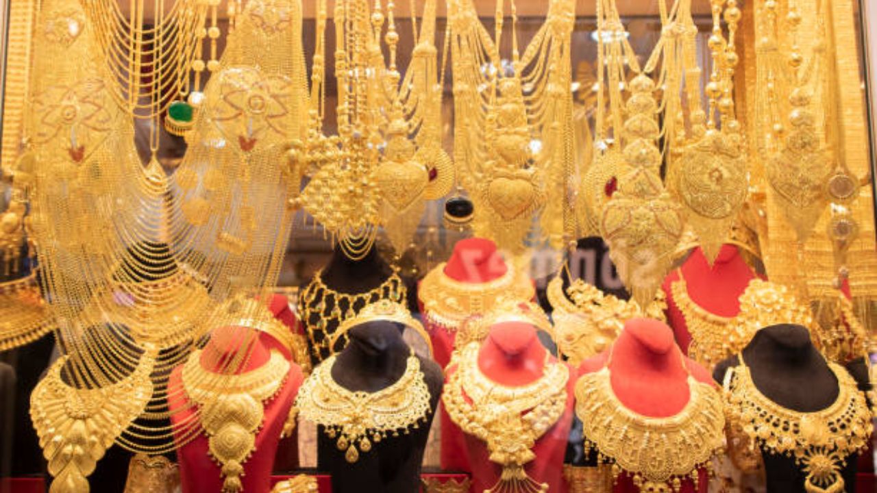 Todays Gold-Silver Price: खरेदीदारांना मोठा झटका! सोनं चकाकलं, चांदीच्या दरातही मोठी वाढ; जाणून घ्या आजचे भाव