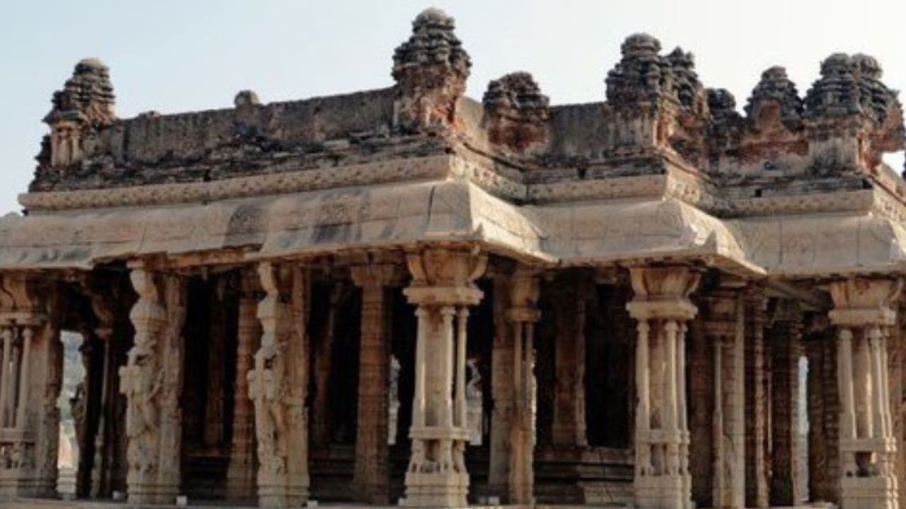   विठ्ठला मंदिर, हंपी: विजयनगर साम्राज्याच्या स्थापत्यशैलीचे उत्कृष्ट उदाहरण हंपी शहरातील विठ्ठला मंदिर. या मंदिराच्या स्थापत्यशैलीला 