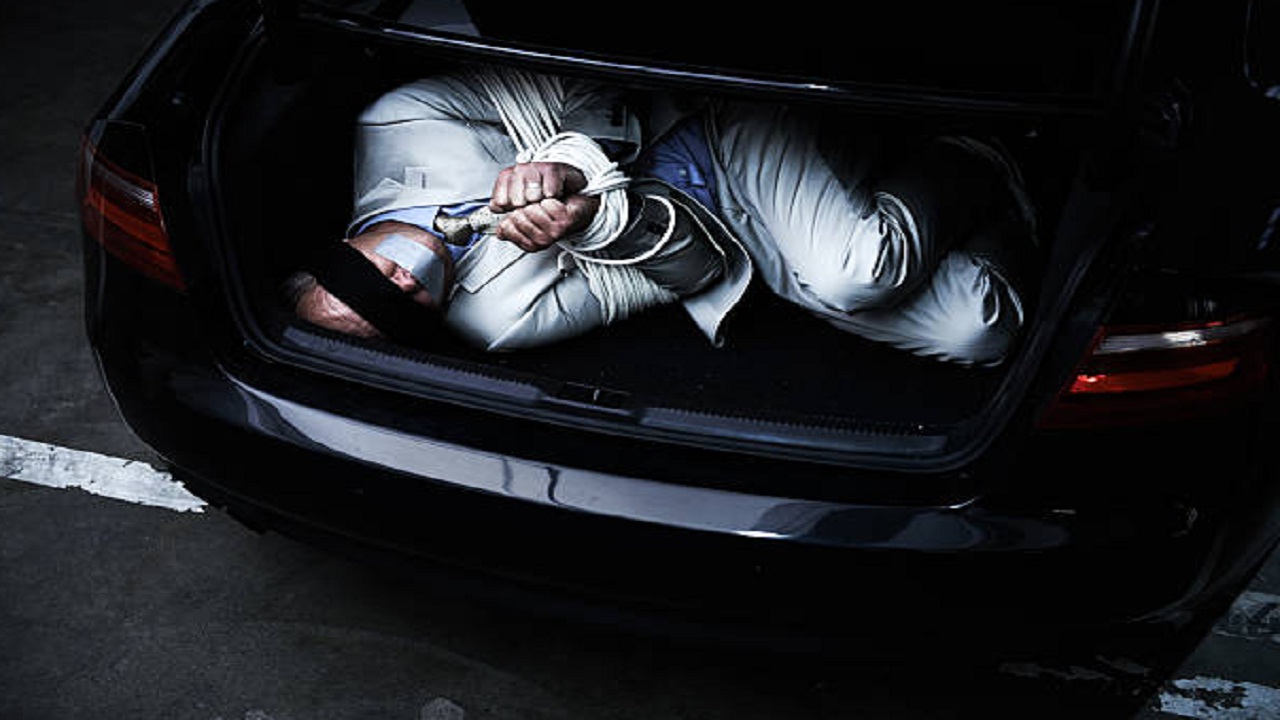 धक्कादायक ! नगरसेवकाच्या वाहनचालकाचे फिल्मी स्टाईल अपहरण; तोंड दाबून गाडीत कोंबलं अन् नंतर…