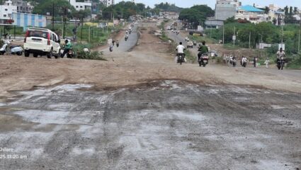 रस्ता नसल्याचा रुग्णाला बसला फटका; चक्क झोळीतून नेण्यात आले रुग्णालयात