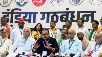Bihar Elections 2025: मतदारयादीत मोठे फेरफार.’; इंडिया आघाडी शिष्टमंडळाची आयोगाच्या कारभारावर टीका