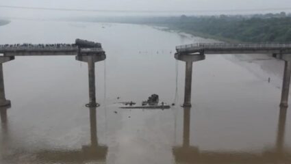 Gujrat Bridge Collapse:  गुजरातमधील महिसागर नदीवरील पूल कोसळला, ३ जणांचा मृत्यू