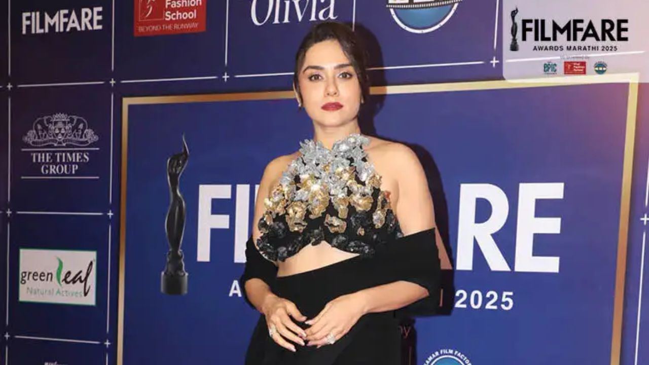 अमृता खानविलकरचा रेड कार्पेट लूक देखील पाहण्यासारखा आहे. तिने काळ्या रंगाची साडी नेसली होती ज्याचा ब्लाउस पूर्ण डायमंनने भरलेला होता. 