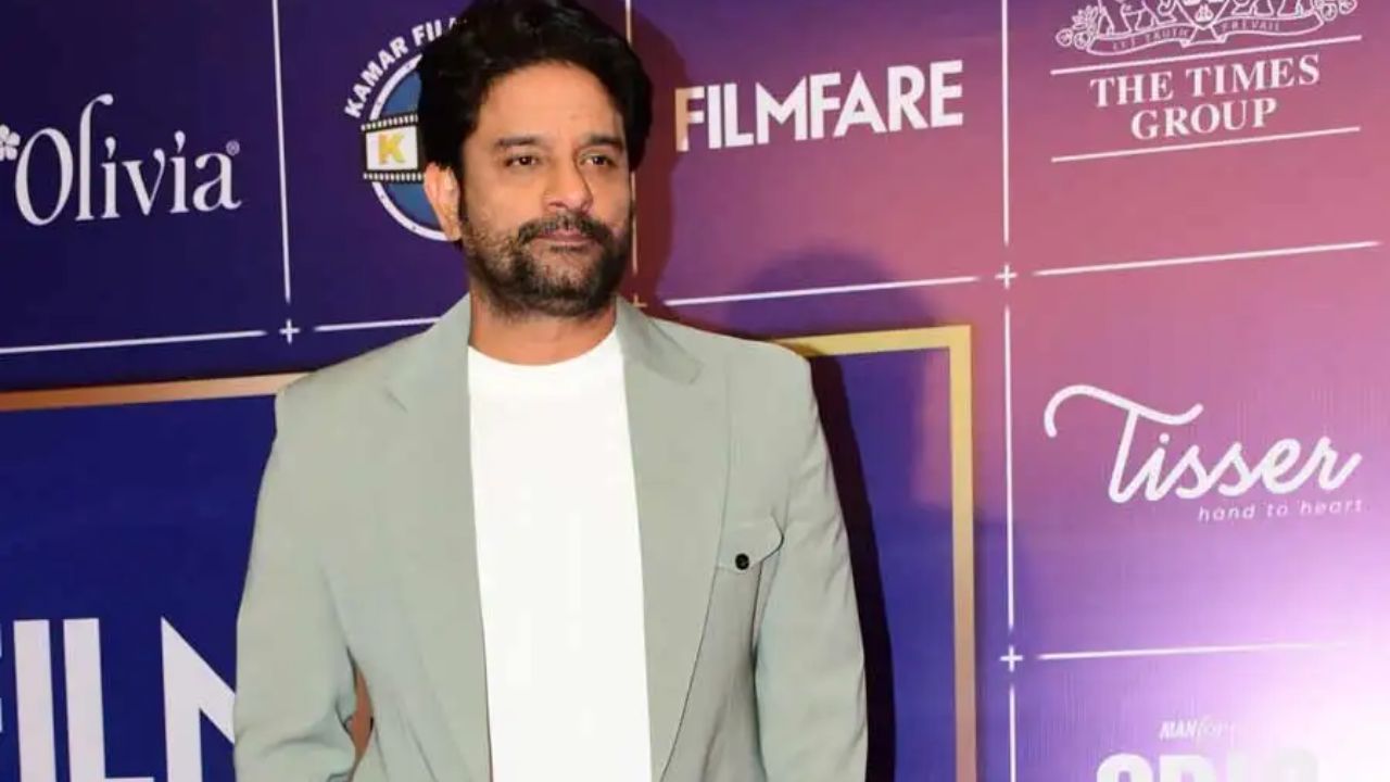 जयदीप अहलावत यांची देखील या अवॉर्ड कार्यक्रमात हजेरी लागली. राखाडी रंगाचा ब्लेझर आणि पांढऱ्या टी-शर्टमध्ये हा अभिनेता खूपच सुंदर दिसत होता. या अभिनेत्याने रेड कार्पेटवर कॅमेऱ्यांसमोर पोझ दिली.