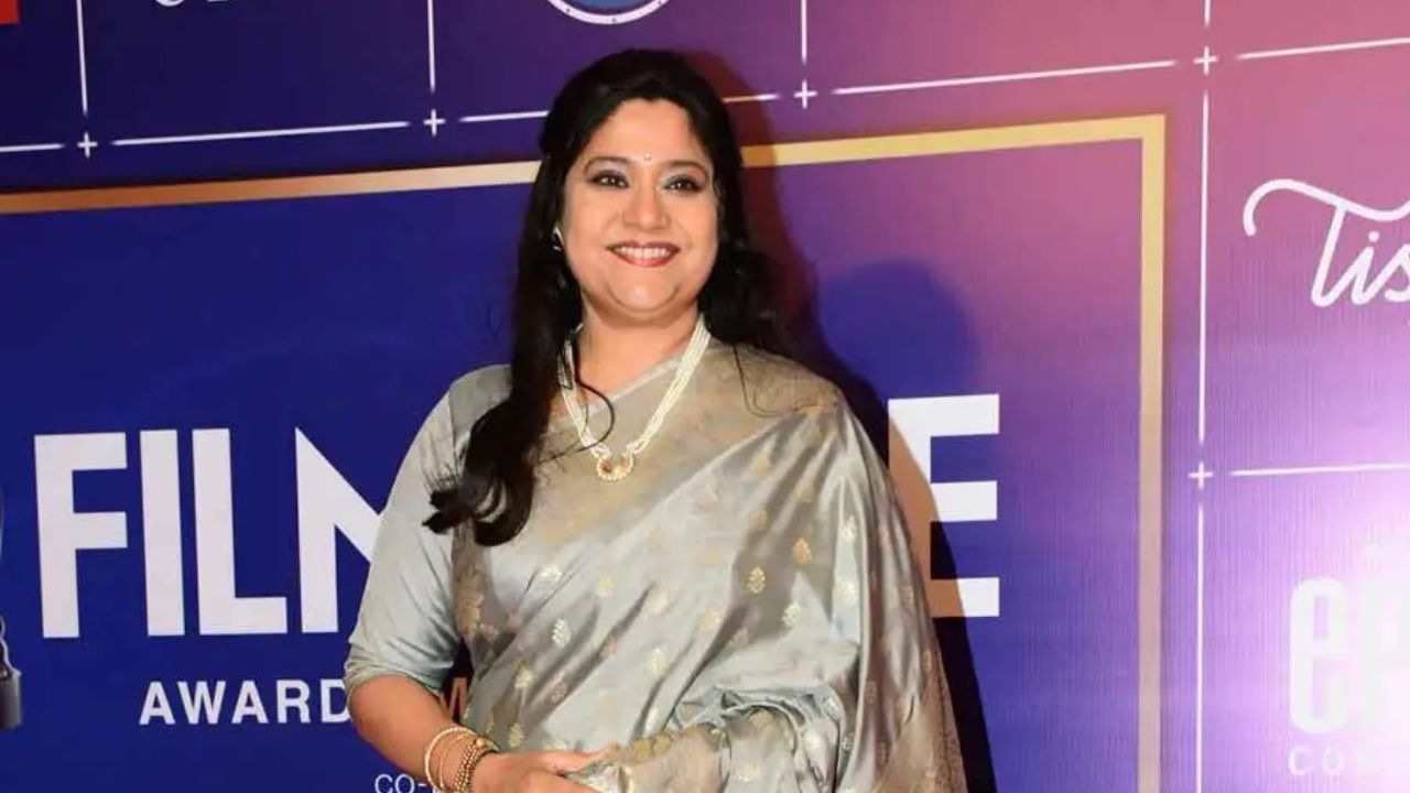 मराठी आणि हिंदी क्षेत्रात नावाजलेली अभिनेत्री रेणुका शहाणे या देखील फिल्मफेअर अवॉर्ड्समध्ये सहभागी झाल्या होत्या. त्यांनी राखाडी सिल्वर रंगाची साडी परिधान केली होती. 