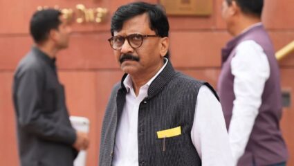 बाळासाहेबांच्या विचारांशी गद्दारी करणाऱ्यांनी शहाणपण शिकवू नये; संजय राऊतांना कोणी मारला टोला
