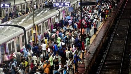 Mumbai Local Update : मुसळधार पावसामुळे रेल्वेची वाहतूक मंदावली, अंधेरी सबवेला नदीचं रुप