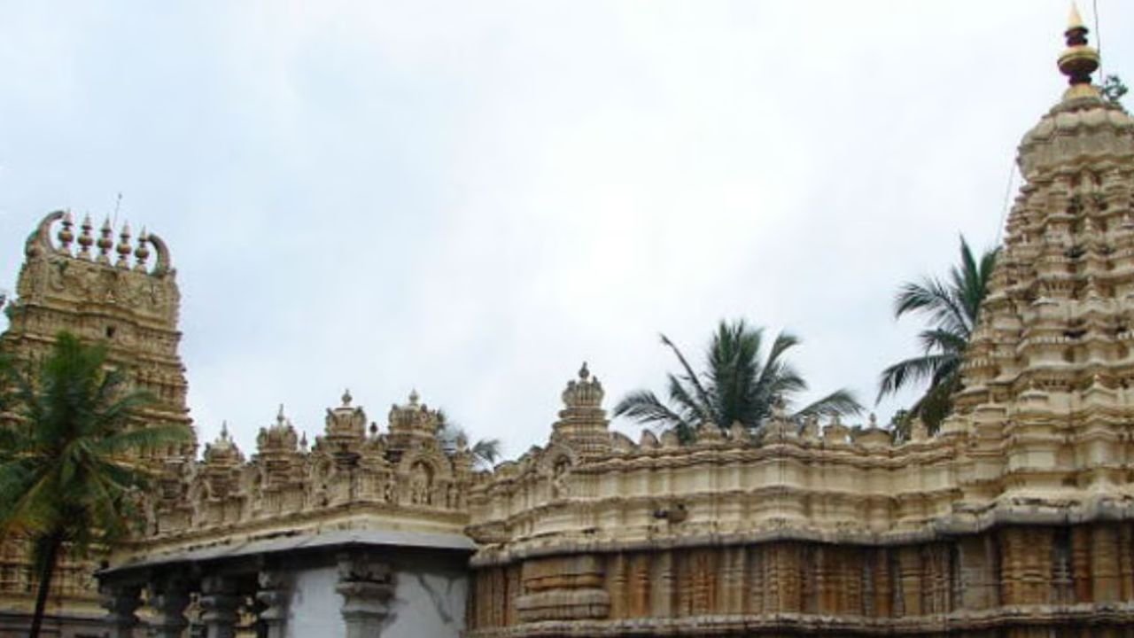 लक्ष्मीरामन स्वामी मंदिर, म्हैसूर: हातात चक्र व शंख घेऊन उभी असेली ही मूर्ती सुमारे 4 फूट उंच आहे .हे मंदिर म्हैसूरमधील प्राचीन वैष्णव स्थानांपैकी पहिलं मानलं जातं .स्थापत्य, ऐतिहासिक-महाभारतीकथा आणि वाडेयर राज्याशी घट्ट संबंध असल्य़ाच्या खुणा येथील स्थापत्यशैलीत दिसून येतात. श्री लक्ष्मीरामन स्वामी मंदिर हे म्हैसूरच्या वैभवशाली इतिहासातील वारसा आहे. 