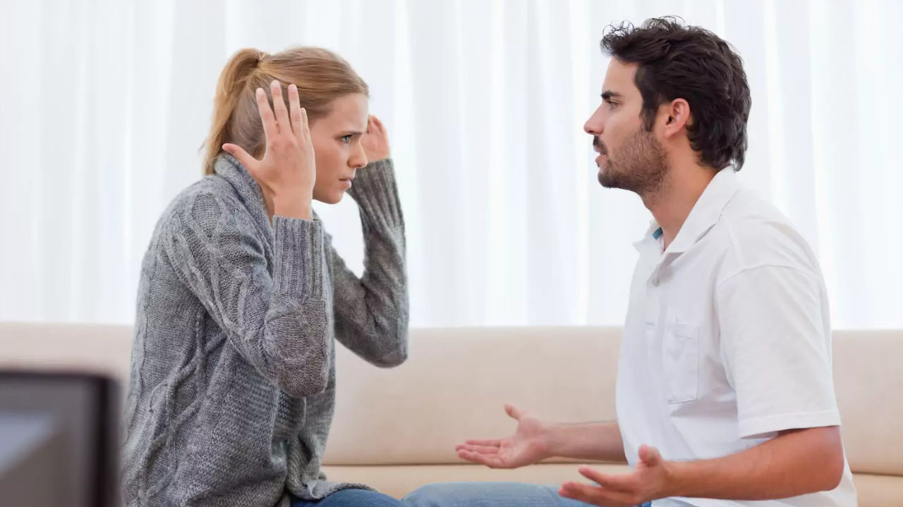 प्रेमात होणाऱ्या भांडणात बायकोचा राग कसा शांत करावा? (फोटो सौजन्य - Social Media)