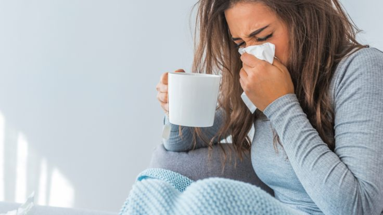पावसात ओले कपडे, बूट घालून राहिल्यास सर्दी, ताप, त्वचाविकार होण्याची शक्यता असते. ओले झाले तर शक्य तितक्या लवकर कपडे बदलावेत.
