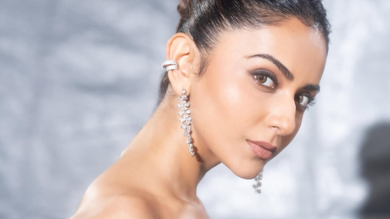 तसेच कमेंट्समध्ये अभिनेत्रीची सुंदरता आणखीन प्रखर होत आहे, ते म्हणजे तिच्या चाहत्यांच्या कौतुकांमुळे! 