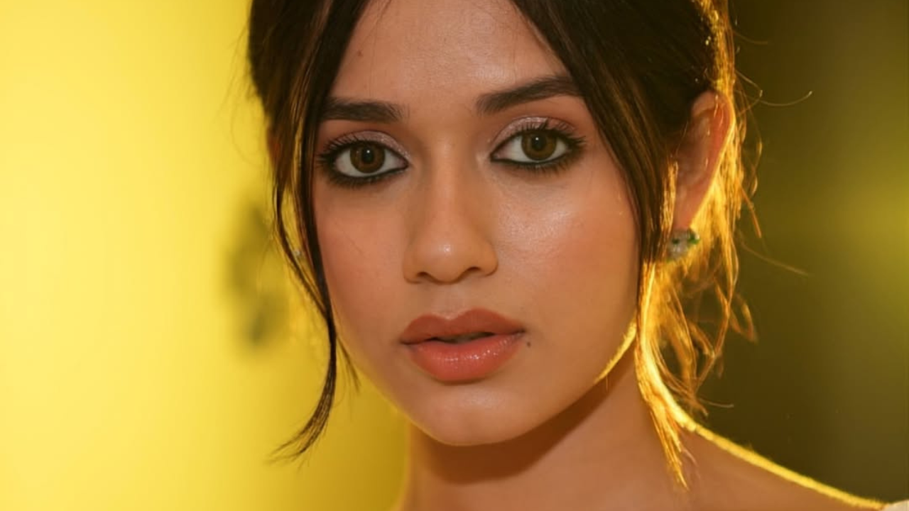अभिनेत्रीने कॅप्शनमध्ये 'Forever a saree girl' असे नमूद केले आहे. या फोटोंमध्ये ती फार आकर्षक दिसत आहे. 