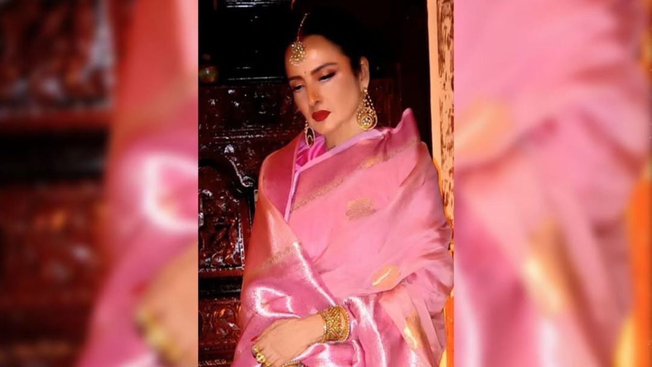 पोस्टखाली कॅप्शनमध्ये 'Pretty In Pink .. Iconic...' असे नमूद केले आहे. या डिजाईनचे सर्वत्र कौतुक होत आहे. 