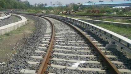 कधी विचार केला आहे का रेल्वे रुळांमध्ये दगडं का ठेवली जातात? फार खास आहे यामागील कारण; सविस्तर जाणून घ्या