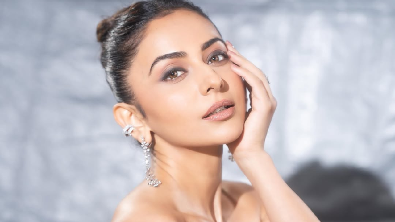कॅप्शनमध्ये 'Draped in dreams and silver sparkles' असे नमूद केले आहे. 