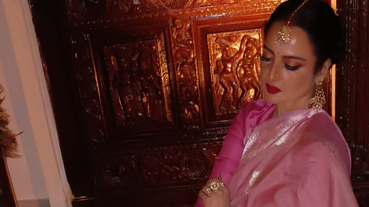 अभिनेत्रीने गुलाबी रंगाची साडी परिधान केली आहे. या अवतारामध्ये तिने परिधान केलेले अलंकार तिला आणखीन शोभिवंत करत आहेत आणि सौंदर्यात भर घालत आहेत. 