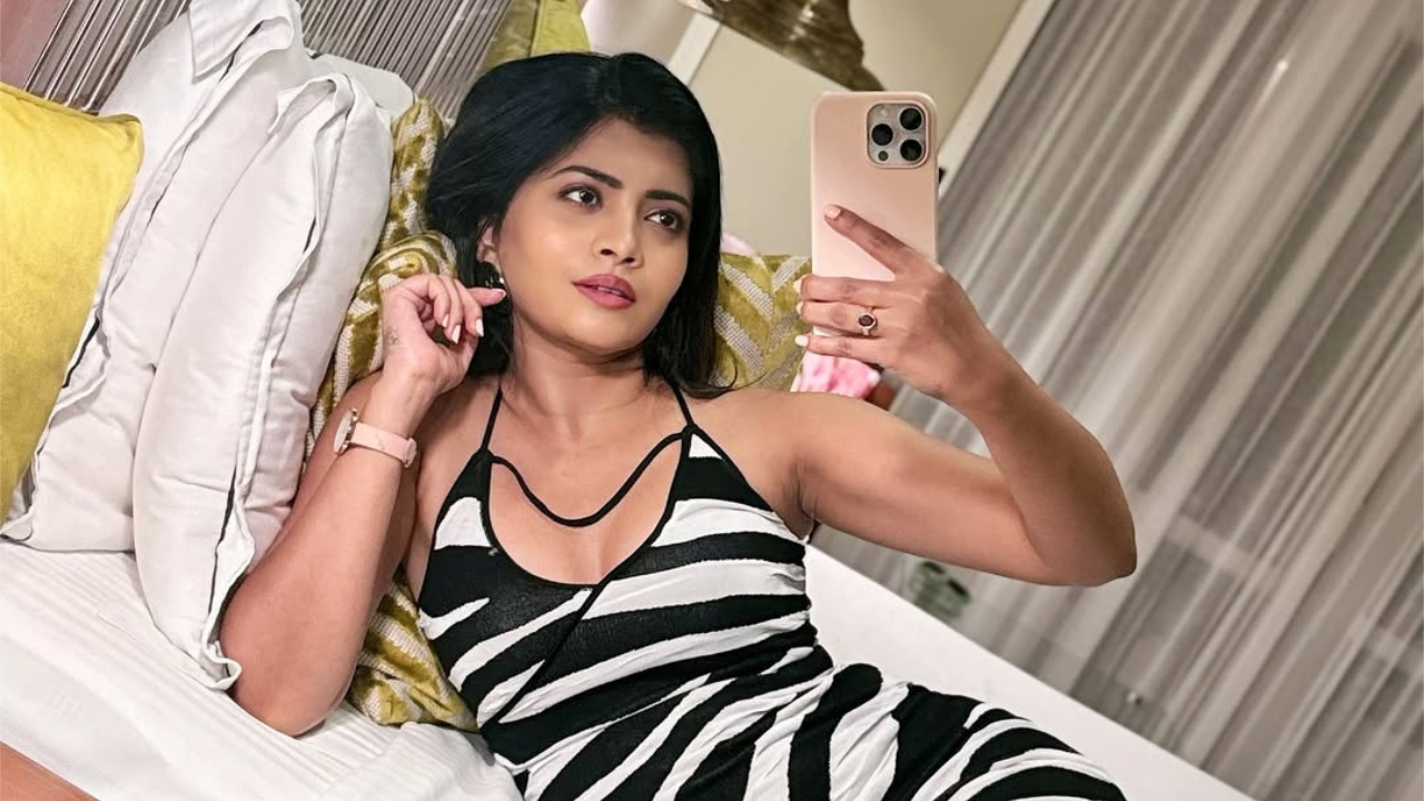 अभिनेत्रीने काळ्या-पांढऱ्या पट्ट्या असणारे वन पीस परिधान केले आहे. हातामध्ये मोबाईल घेत मिरर सेल्फी काढली आहे.