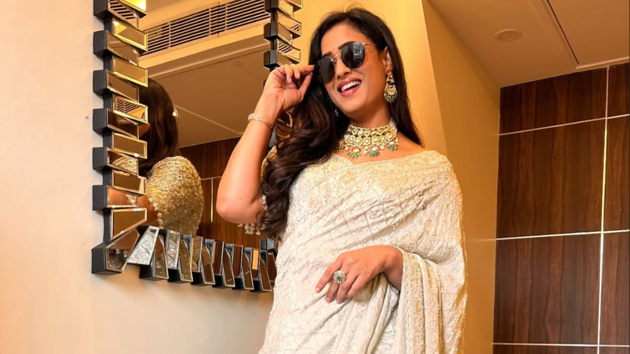 अभिनेत्रीने आकर्षित असे गळ्यात सुशोभित हार परिधान केला आहे. तसेच कानामध्ये इअररिंग्स परिधान केले आहेत.