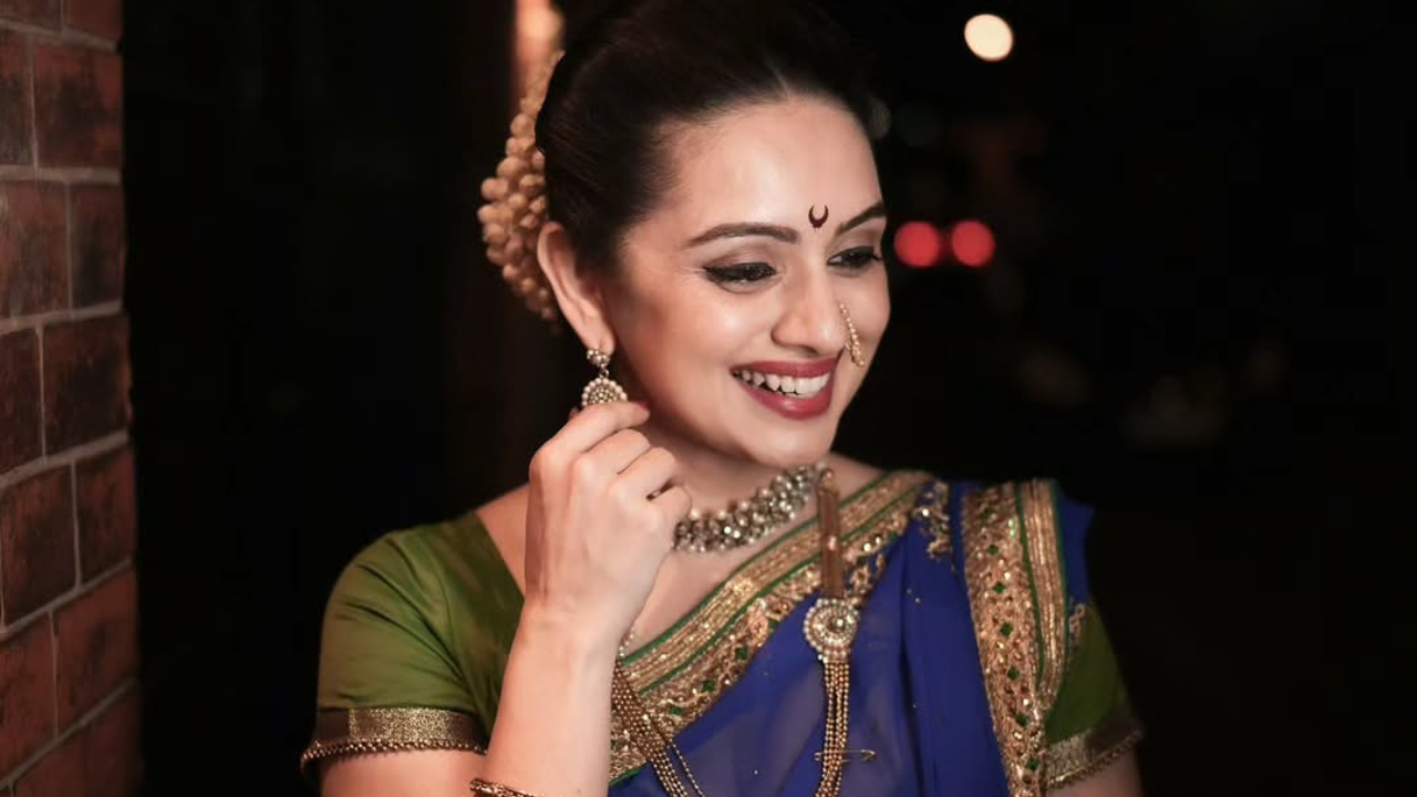 अभिनेत्री श्रुती मराठेने या पोस्टमध्ये साडी लुक केला आहे. तिचा हा लुक खरंच कातिलाना आहे. तिचे हसणे पाहून चाहते घायाळ झाले आहेत. 