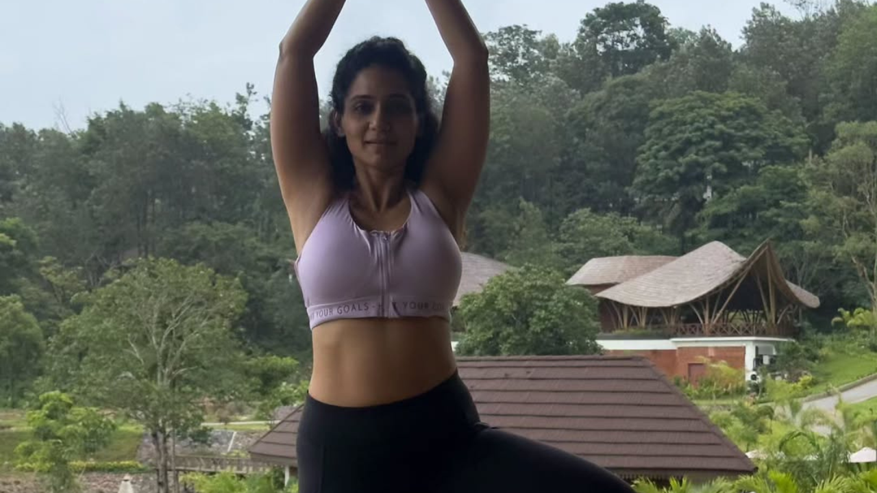 एका फोटोमध्ये अभिनेत्री सुंदर असा नक्षीदार आऊटफिट परिधान केला आहे. तिच्या चेहऱ्यावरील स्मित हास्य तिच्या लुकला आणखीन बहारदार करत आहे. 