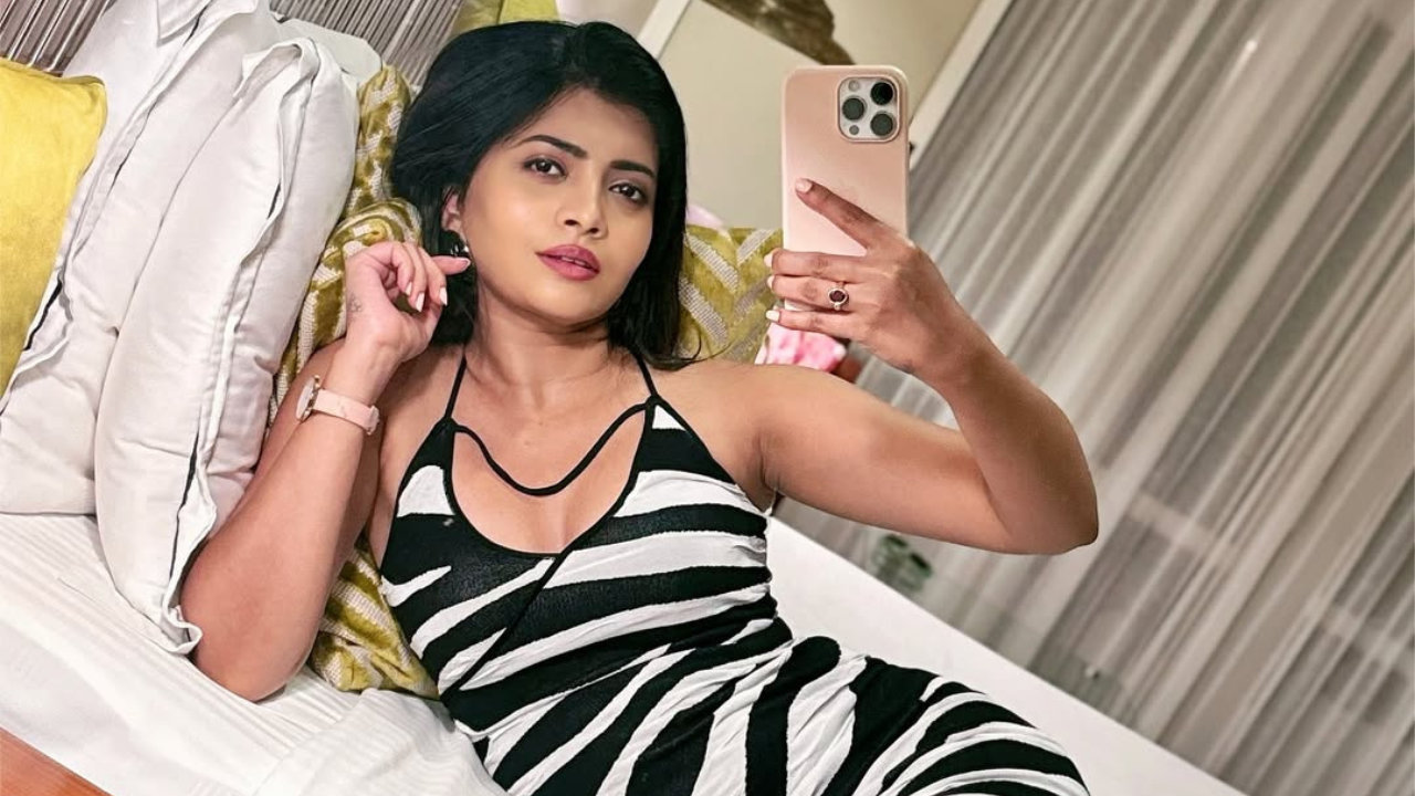 अभिनेत्री रुचिरा जाधवने तिच्या सोशल मीडियावर नवीन फोटोशूट शेअर केला आहे. या पोस्टमध्ये अभिनेत्री फार आकर्षक दिसत आहे. 