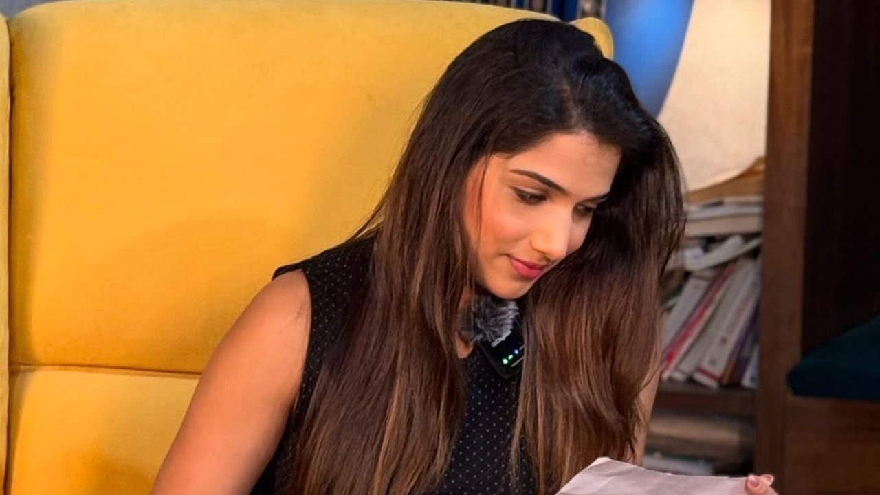अभिनेत्रीने पोस्टखाली कॅप्शनमध्ये 'Roll... camera... action...!!!' असे नमूद केले आहे. हा फोटोशूट नक्कीच सिरीयल शूटिंग दरम्यानचा असावा. 