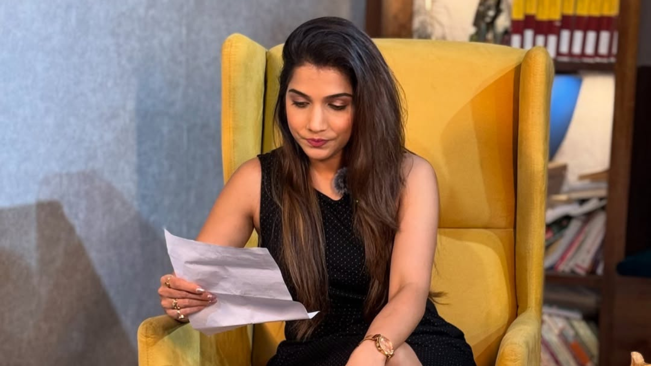 अभिनेत्रीने या फोटोशूटमध्ये काळ्या रंगाचा वनपीस परिधान केला आहे. हा Classy Bossy लुक तरुणांना घायाळ करणारा आहे. 