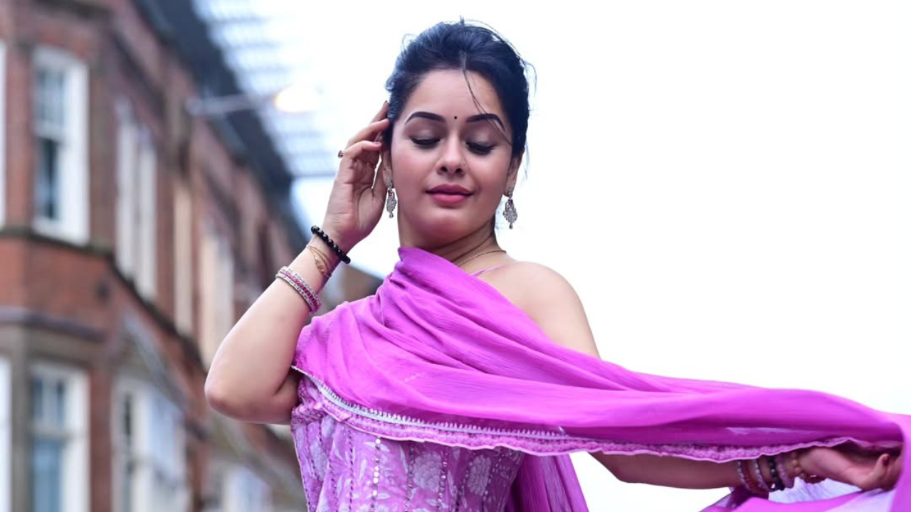 अभिनेत्रीने गुलाबी रंगाचा आऊटफिट परिधान केला आहे. UK मध्ये हे क्षण टिपले गेले आहेत. 
