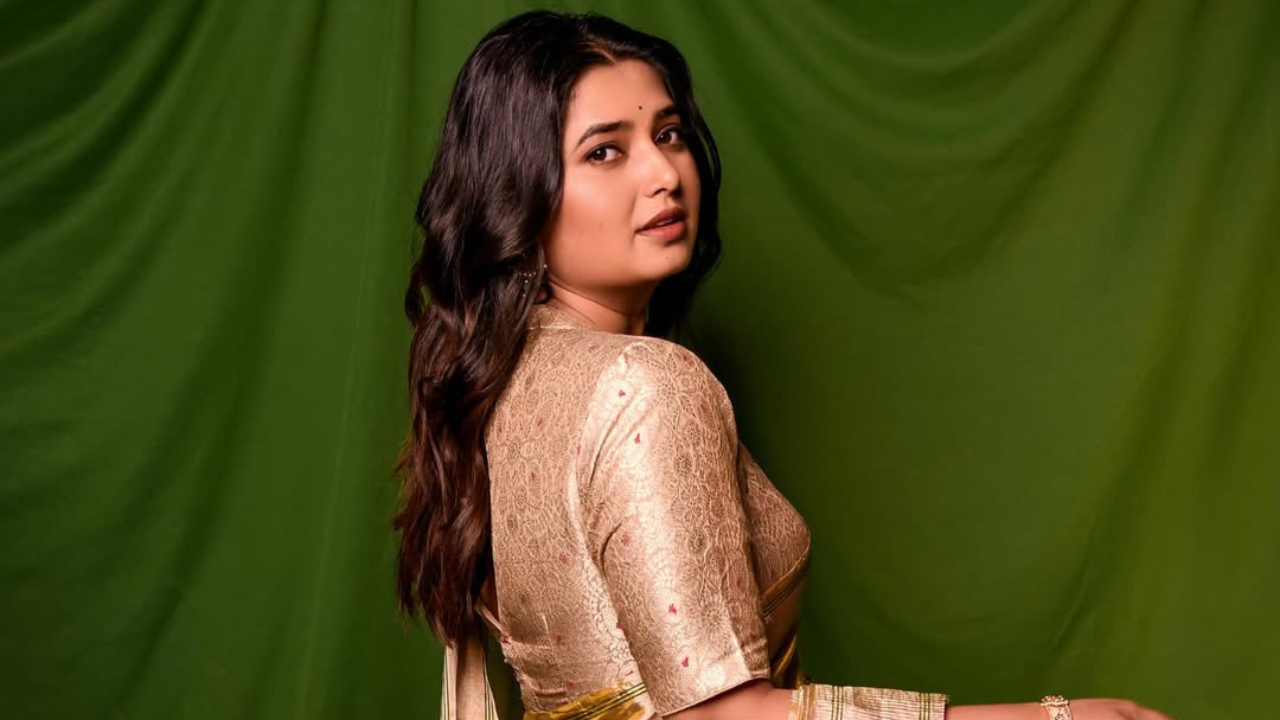 अभिनेत्रीने या पोस्टमध्ये साडी परिधान केली आहे. थोडं गोल्डन टच असणाऱ्या या साडीमध्ये अभिनेत्री अप्सरांना टक्कर देत आहे. 