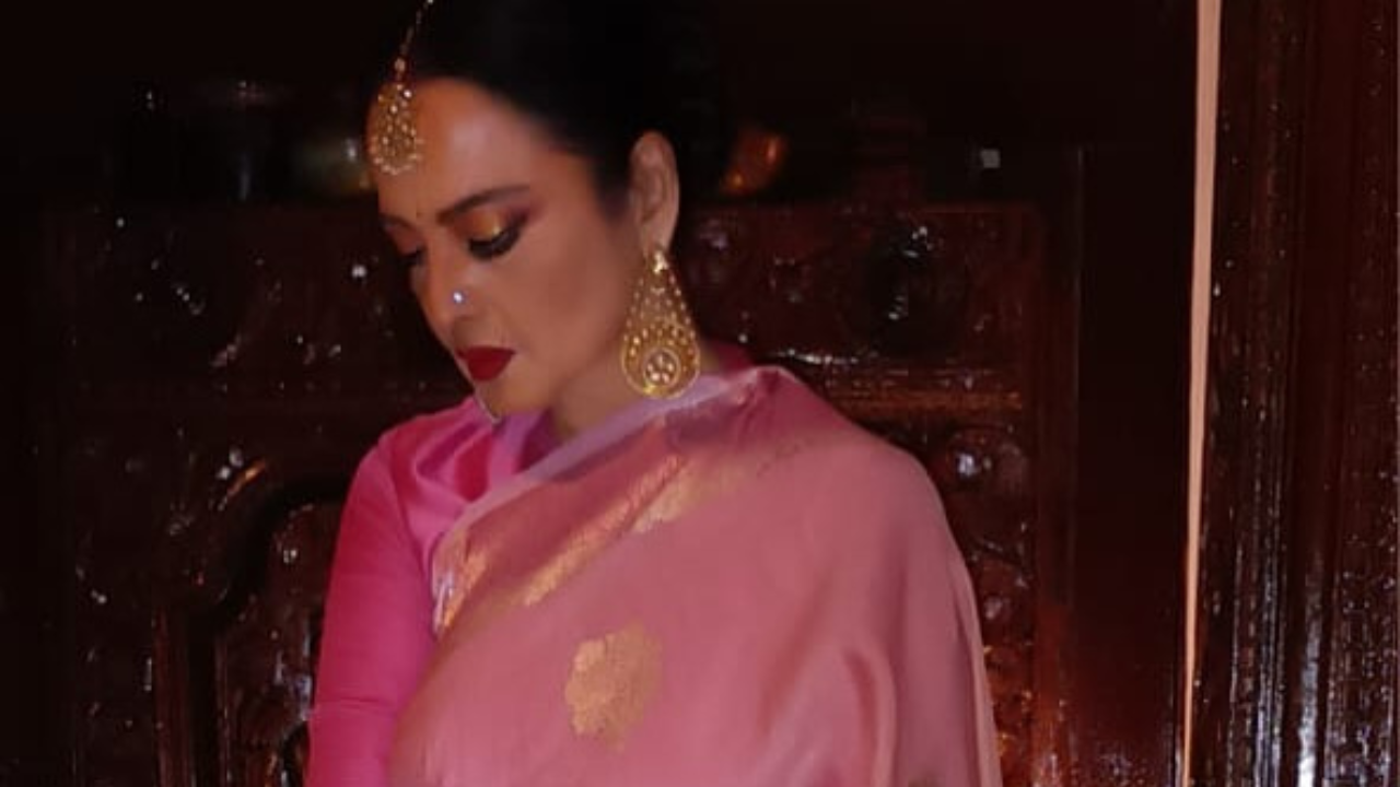 अभिनेत्री रेखाचे नवीन फोटोशूट सोशल मीडियावर शेअर करण्यात आले आहे. तिचा हा लुक चाहत्यांच्या चांगलाच पसंतीस आला आहे. 