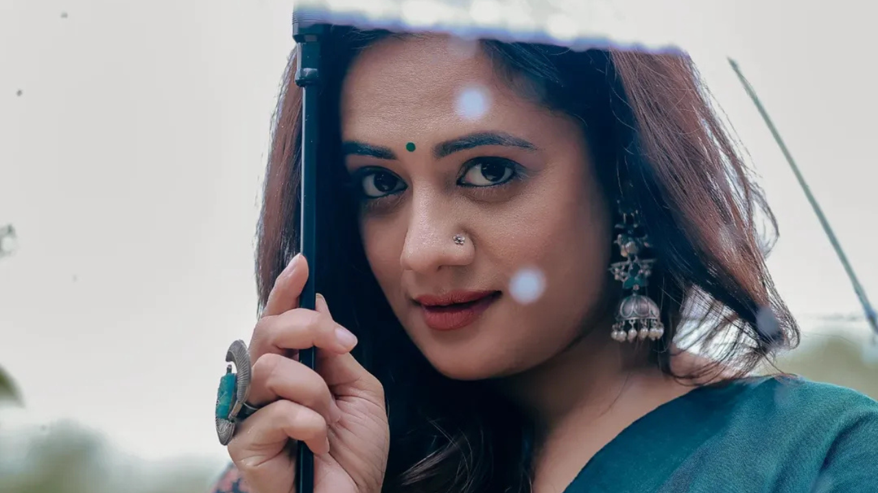 स्पृहाने या लुकमध्ये साडी परिधान केली आहे. आकर्षण म्हणजेच स्पृहा! तिला पाहताच प्रेमात पडावेसे वाटत आहे. 
