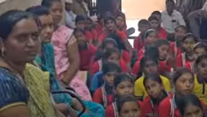 सीईओंच्या दालनात भरली शाळा, शिक्षक मिळण्यासाठी विद्यार्थ्यांसह पालक आक्रमक